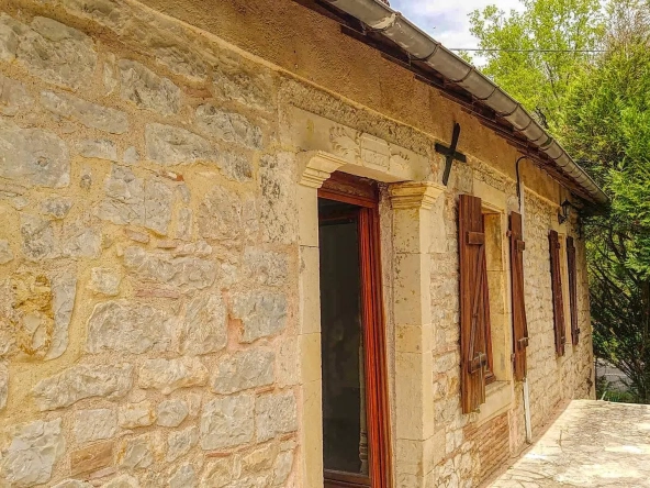 Maison en pierre indépendante avec grand terrain et terrasse à Boissières 