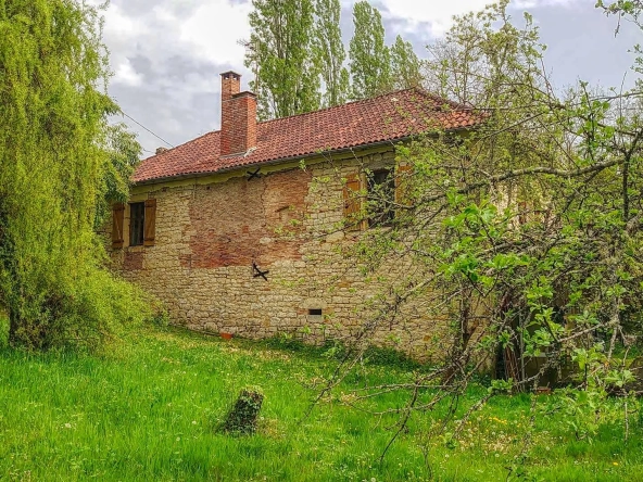 Maison en pierre indépendante avec grand terrain et terrasse à Boissières 