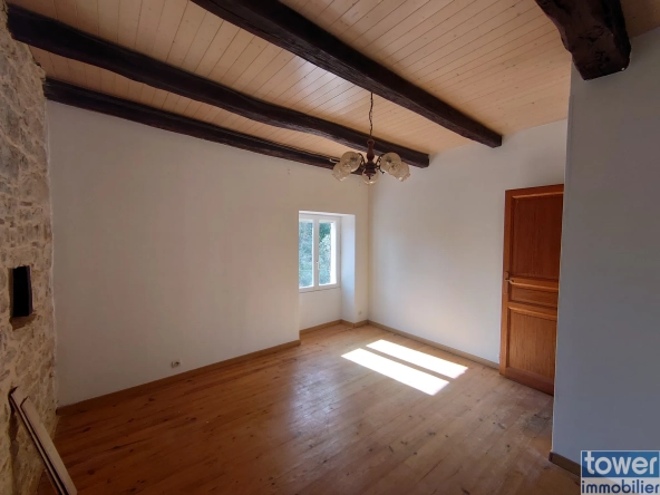 Maison en pierre indépendante avec grand terrain et terrasse à Boissières 