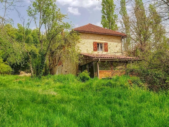 Maison en pierre indépendante avec grand terrain et terrasse à Boissières 