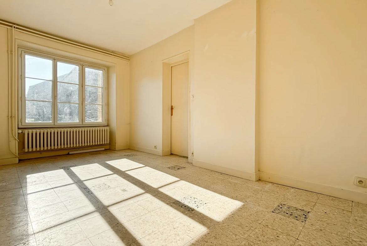 Maison à vendre de 170 m² avec grand potentiel, garage et annexes à Etampes 