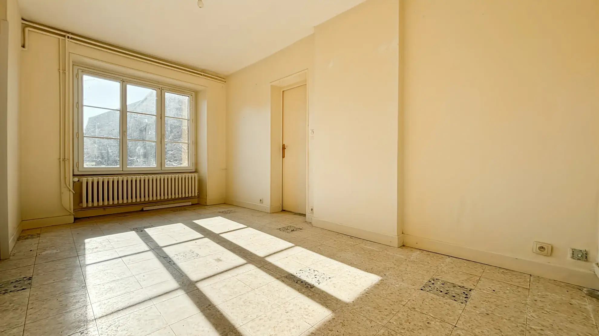 Maison à vendre de 170 m² avec grand potentiel, garage et annexes à Etampes 