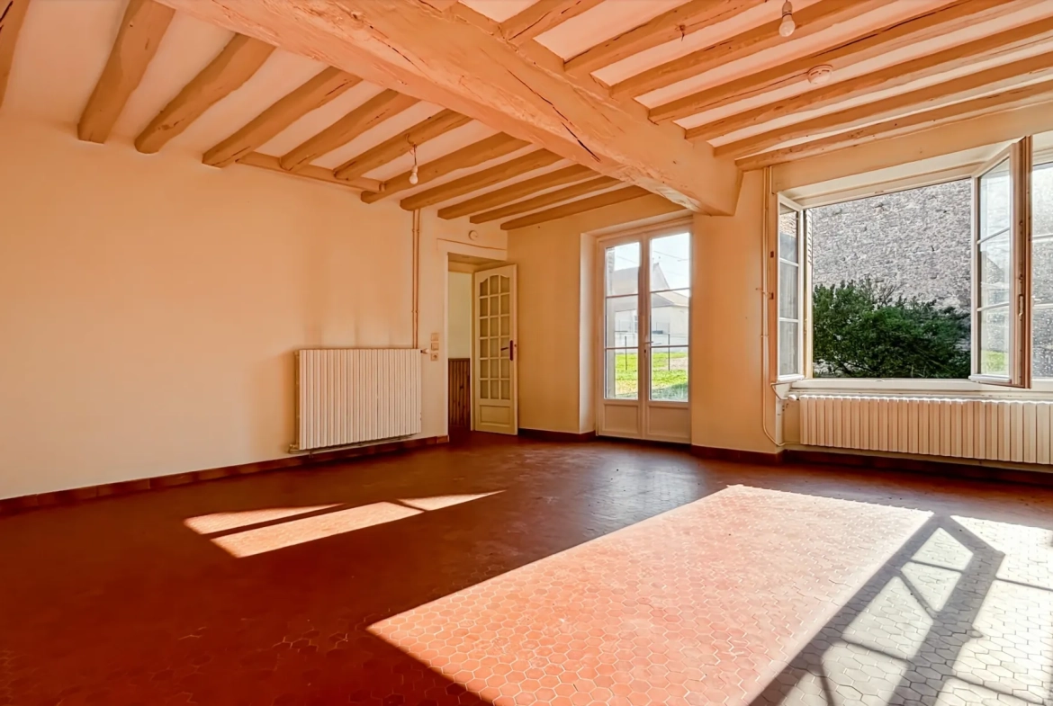 Maison à vendre de 170 m² avec grand potentiel, garage et annexes à Etampes 