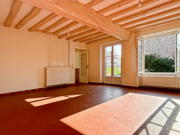 Maison à vendre de 170 m² avec grand potentiel, garage et annexes à Etampes 