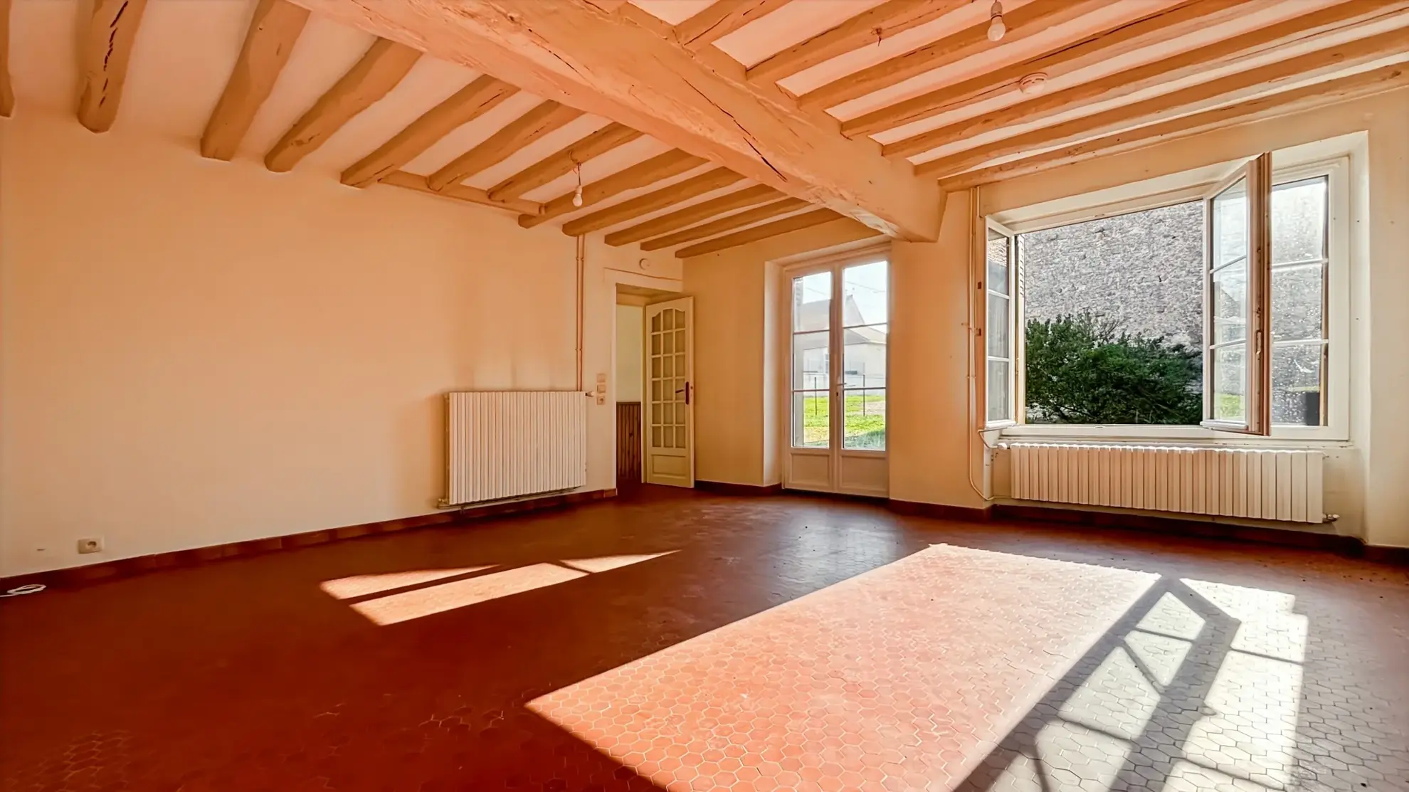 Maison à vendre de 170 m² avec grand potentiel, garage et annexes à Etampes 