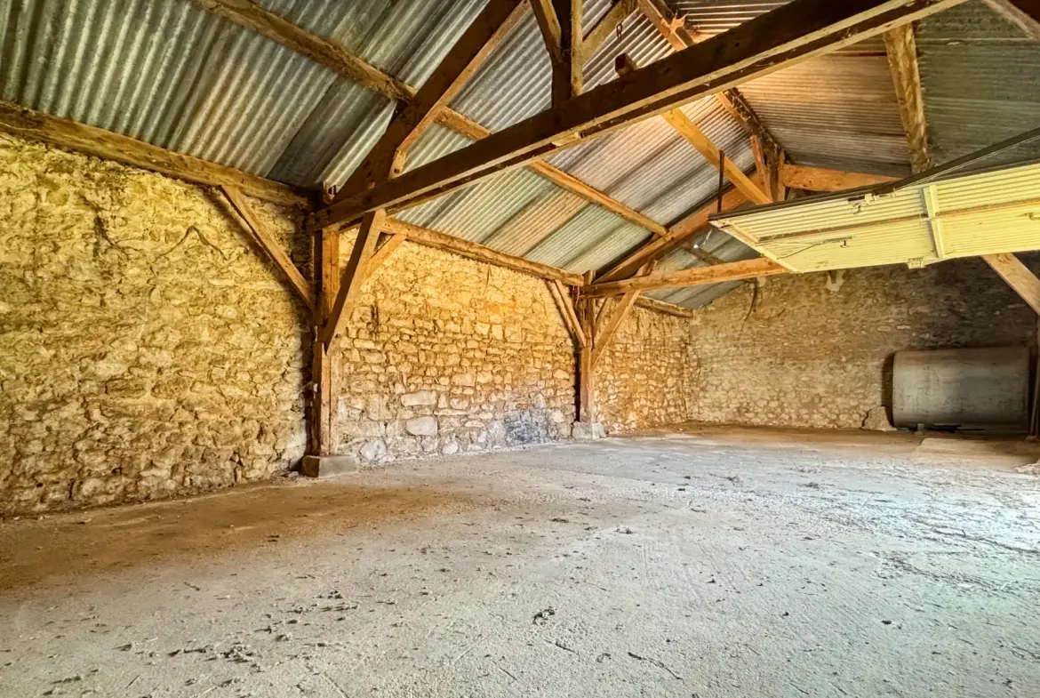 Maison à vendre de 170 m² avec grand potentiel, garage et annexes à Etampes 