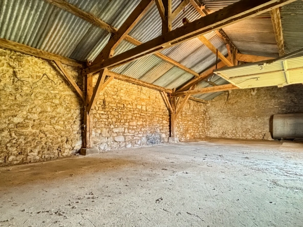 Maison à vendre de 170 m² avec grand potentiel, garage et annexes à Etampes 