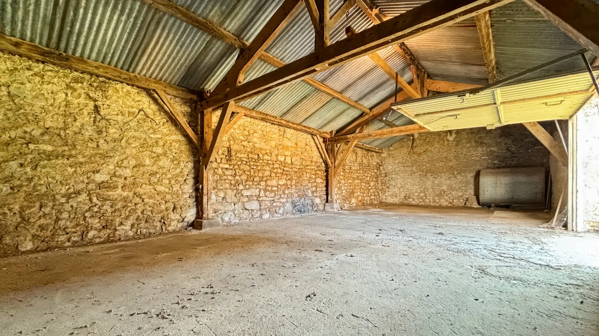 Maison à vendre de 170 m² avec grand potentiel, garage et annexes à Etampes 