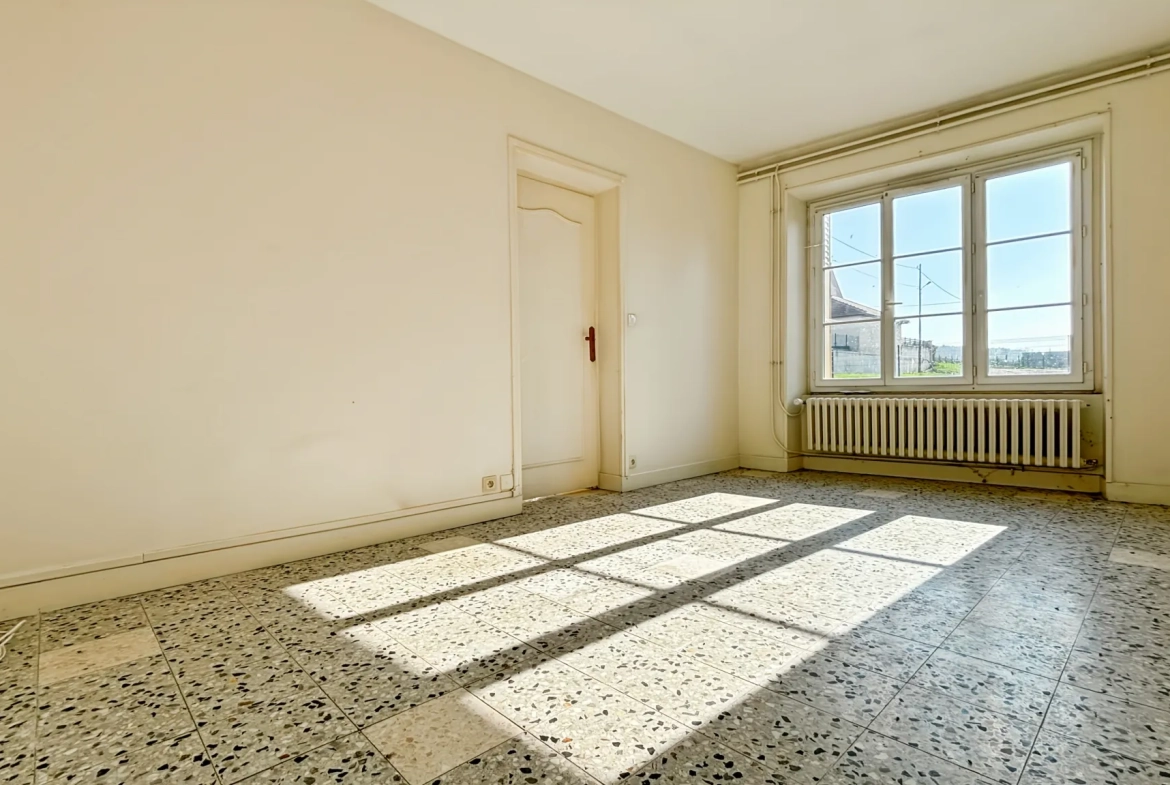 Maison à vendre de 170 m² avec grand potentiel, garage et annexes à Etampes 