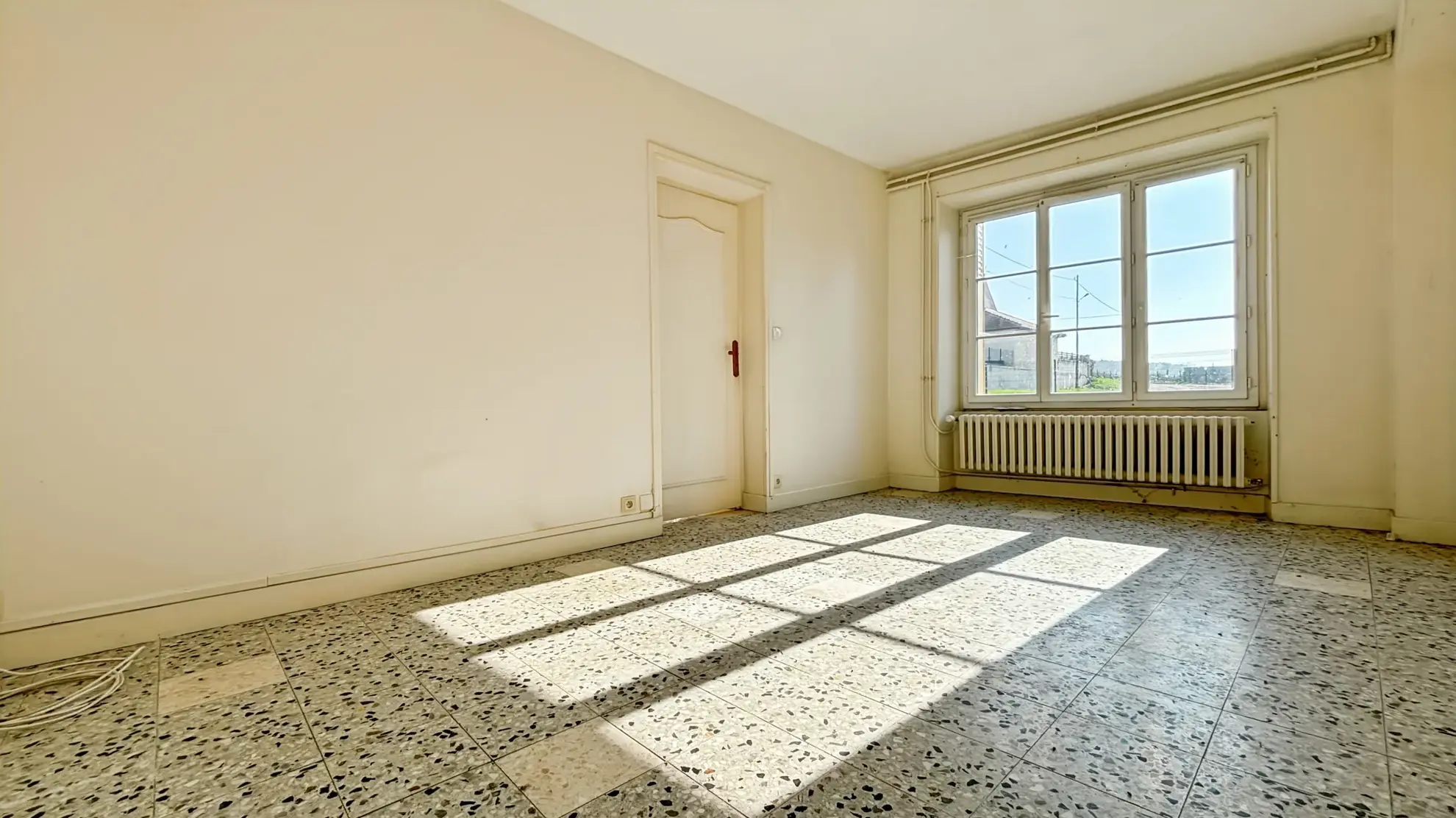 Maison à vendre de 170 m² avec grand potentiel, garage et annexes à Etampes 