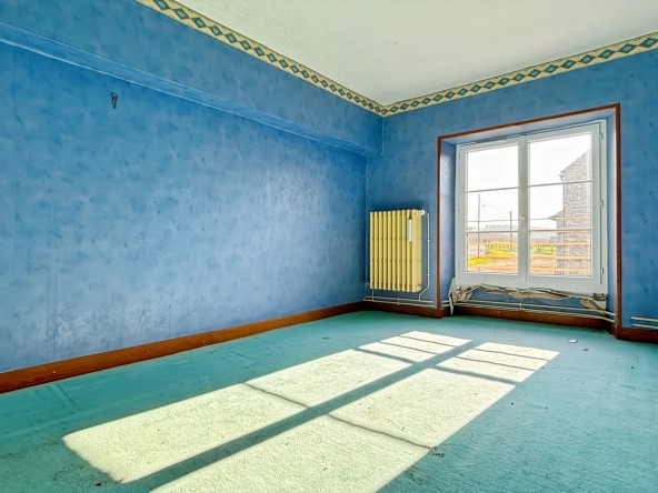 Maison à vendre de 170 m² avec grand potentiel, garage et annexes à Etampes 