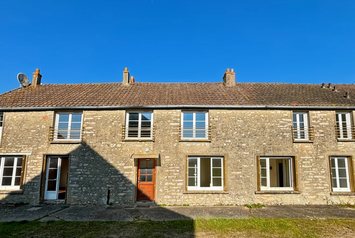 Maison à vendre de 170 m² avec grand potentiel, garage et annexes à Etampes 