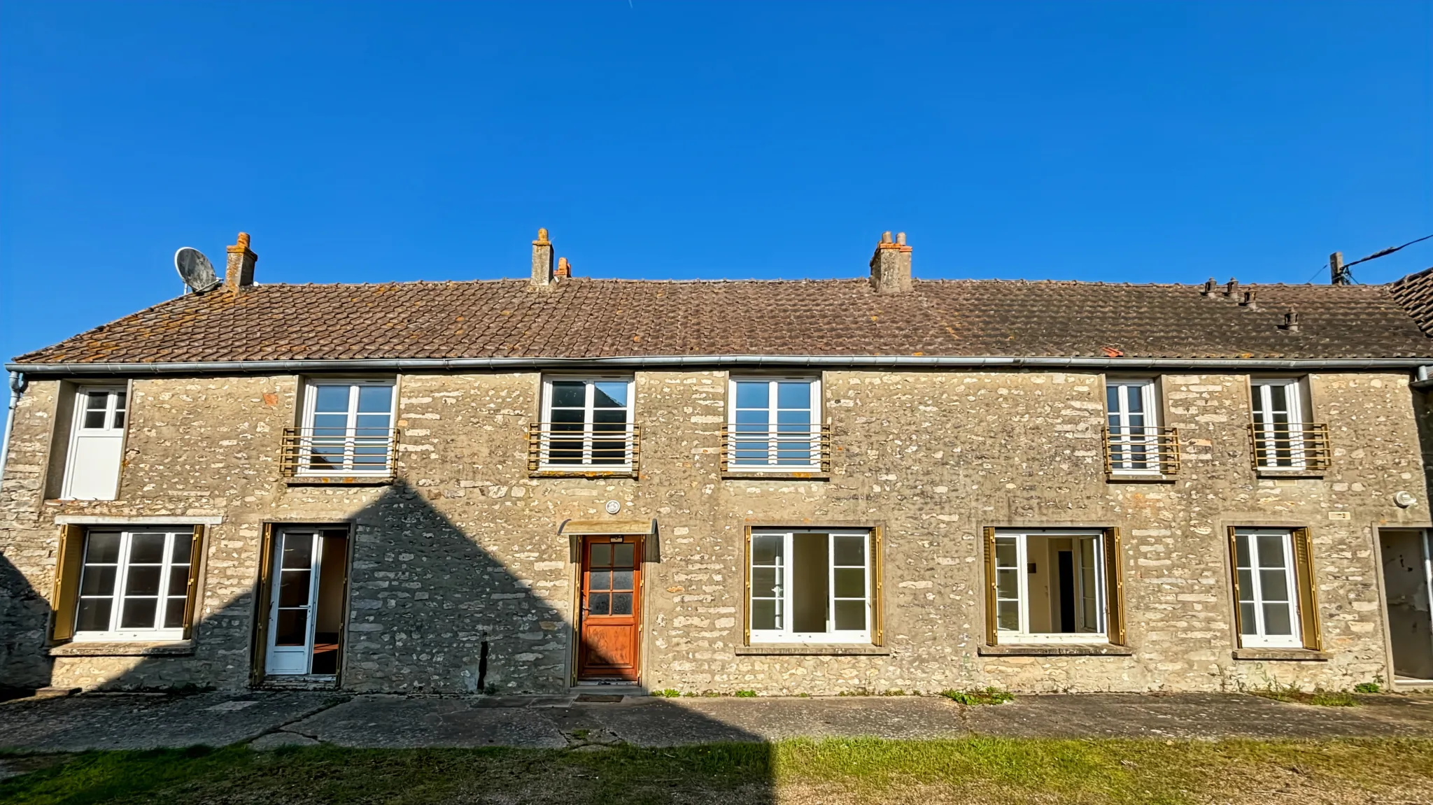 Maison à vendre de 170 m² avec grand potentiel, garage et annexes à Etampes 