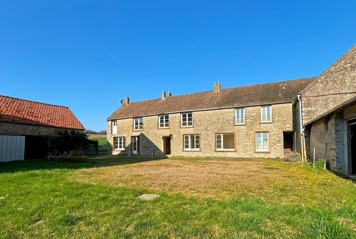 Maison à vendre de 170 m² avec grand potentiel, garage et annexes à Etampes 