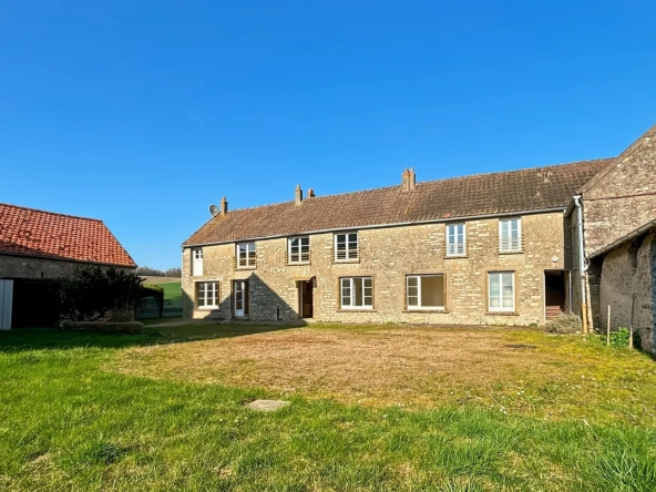 Maison à vendre de 170 m² avec grand potentiel, garage et annexes à Etampes 