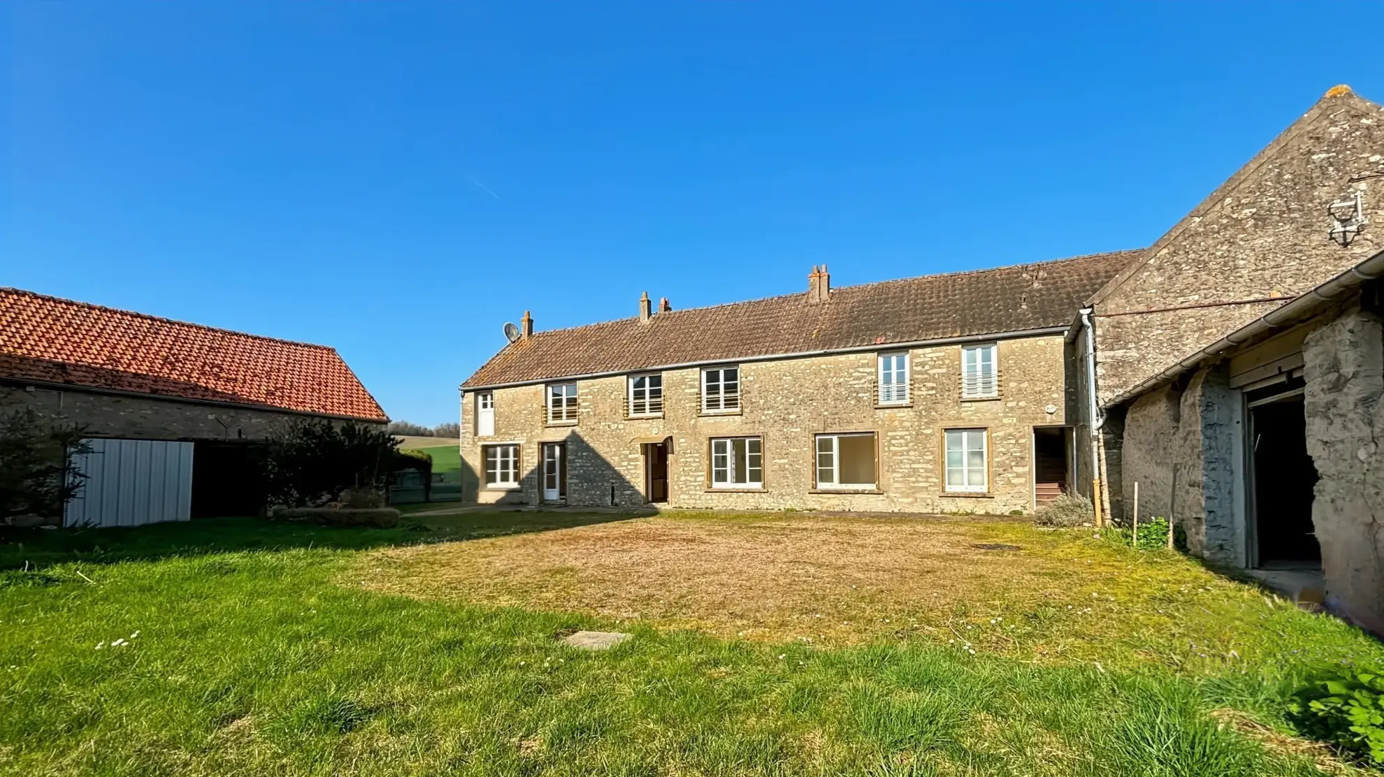 Maison à vendre de 170 m² avec grand potentiel, garage et annexes à Etampes 