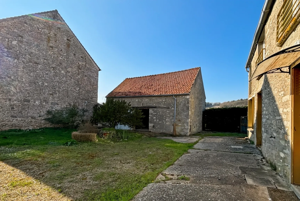 Maison à vendre de 170 m² avec grand potentiel, garage et annexes à Etampes 