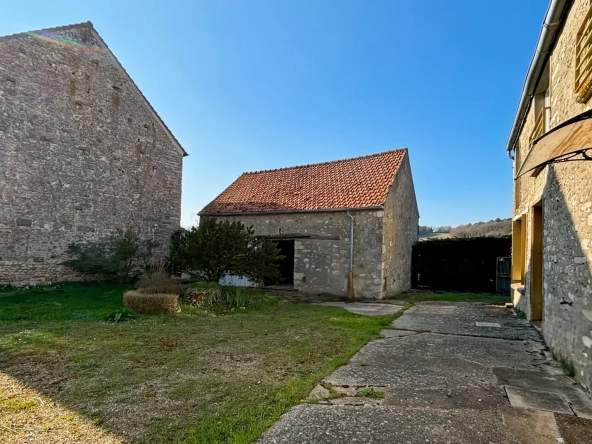 Maison à vendre de 170 m² avec grand potentiel, garage et annexes à Etampes 