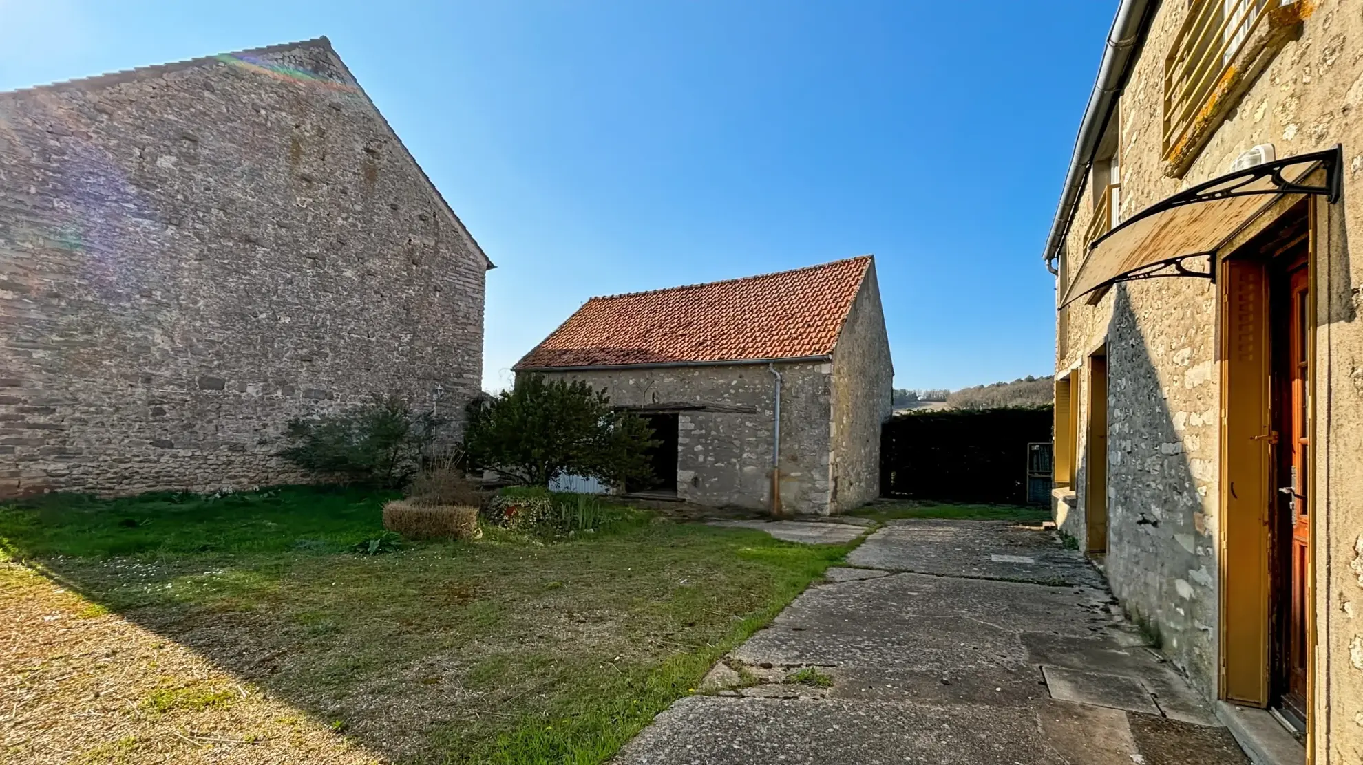 Maison à vendre de 170 m² avec grand potentiel, garage et annexes à Etampes 