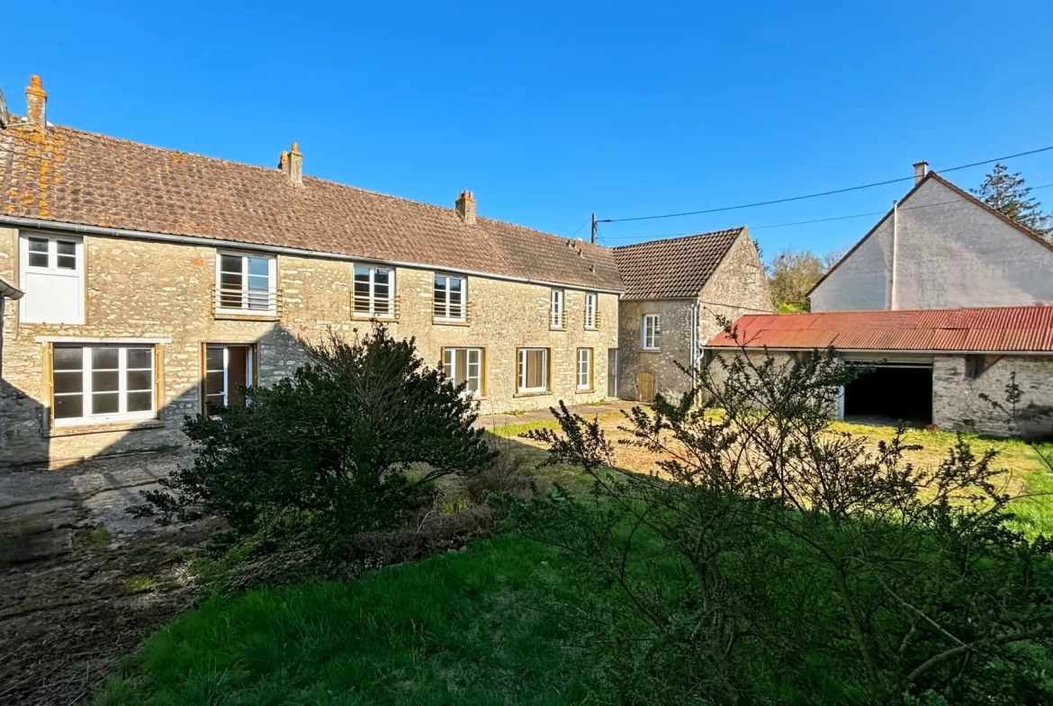 Maison à vendre de 170 m² avec grand potentiel, garage et annexes à Etampes 
