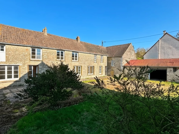 Maison à vendre de 170 m² avec grand potentiel, garage et annexes à Etampes