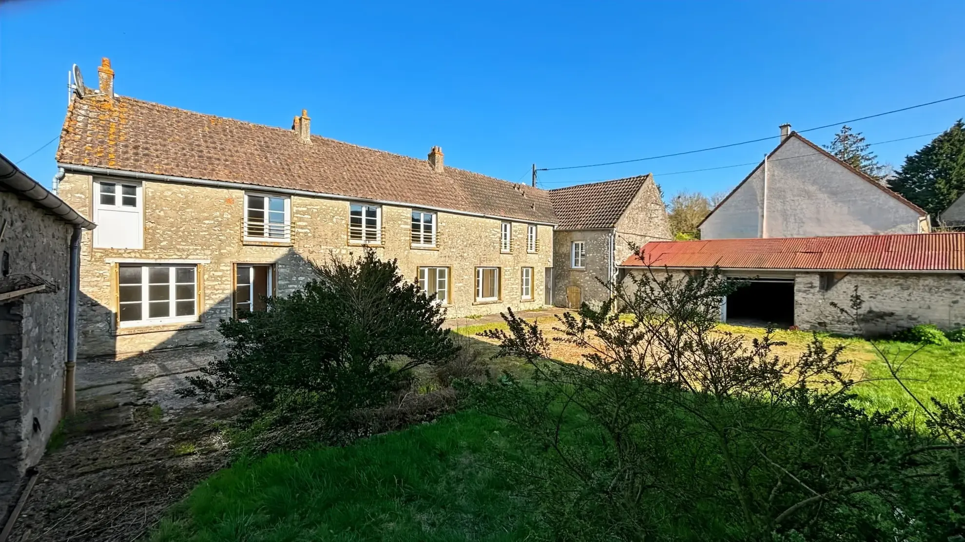 Maison à vendre de 170 m² avec grand potentiel, garage et annexes à Etampes 