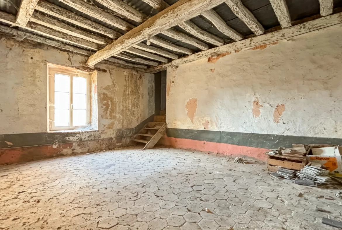 Maison à vendre de 170 m² avec grand potentiel, garage et annexes à Etampes 