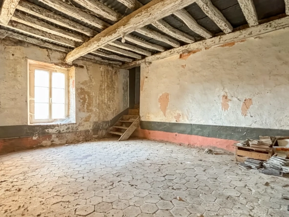 Maison à vendre de 170 m² avec grand potentiel, garage et annexes à Etampes 