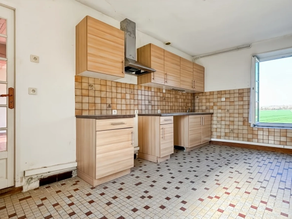 Maison à vendre de 170 m² avec grand potentiel, garage et annexes à Etampes 