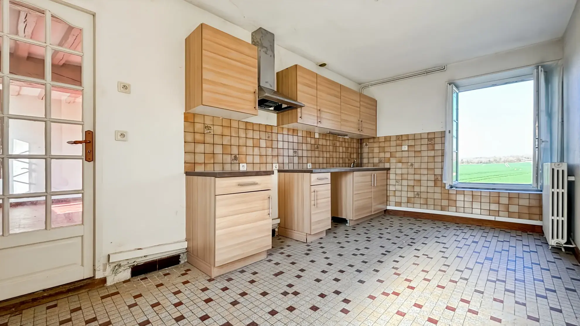 Maison à vendre de 170 m² avec grand potentiel, garage et annexes à Etampes 