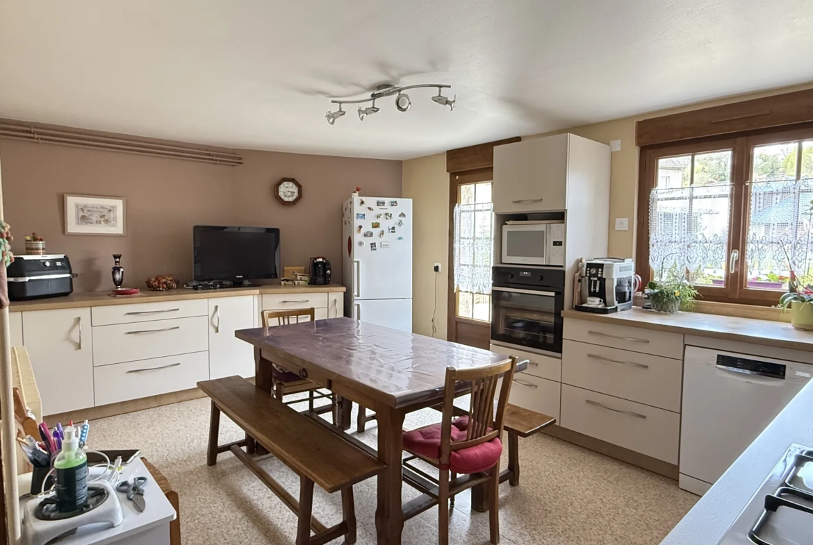 Maison familiale de 187 m² avec jardin et garage à Pontchardon 