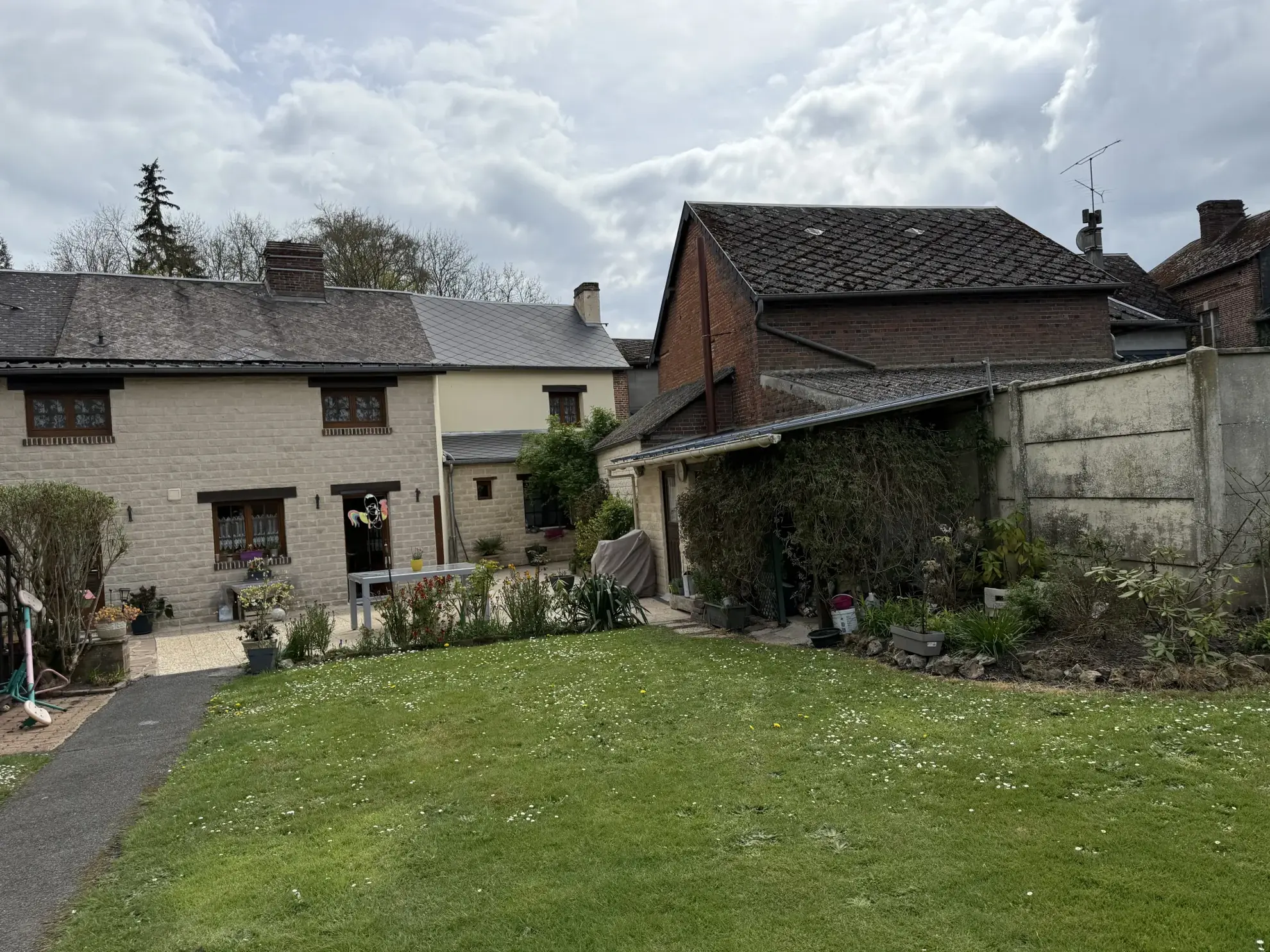 Maison familiale de 187 m² avec jardin et garage à Pontchardon 