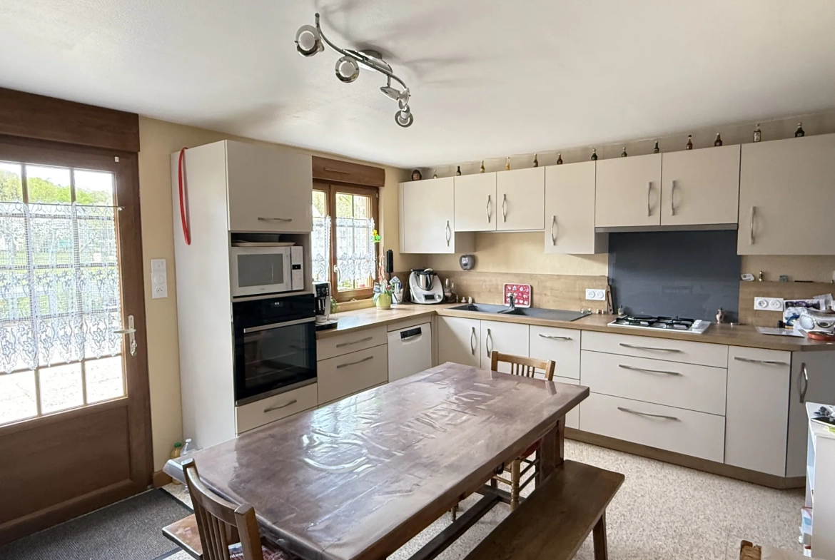 Maison familiale de 187 m² avec jardin et garage à Pontchardon 