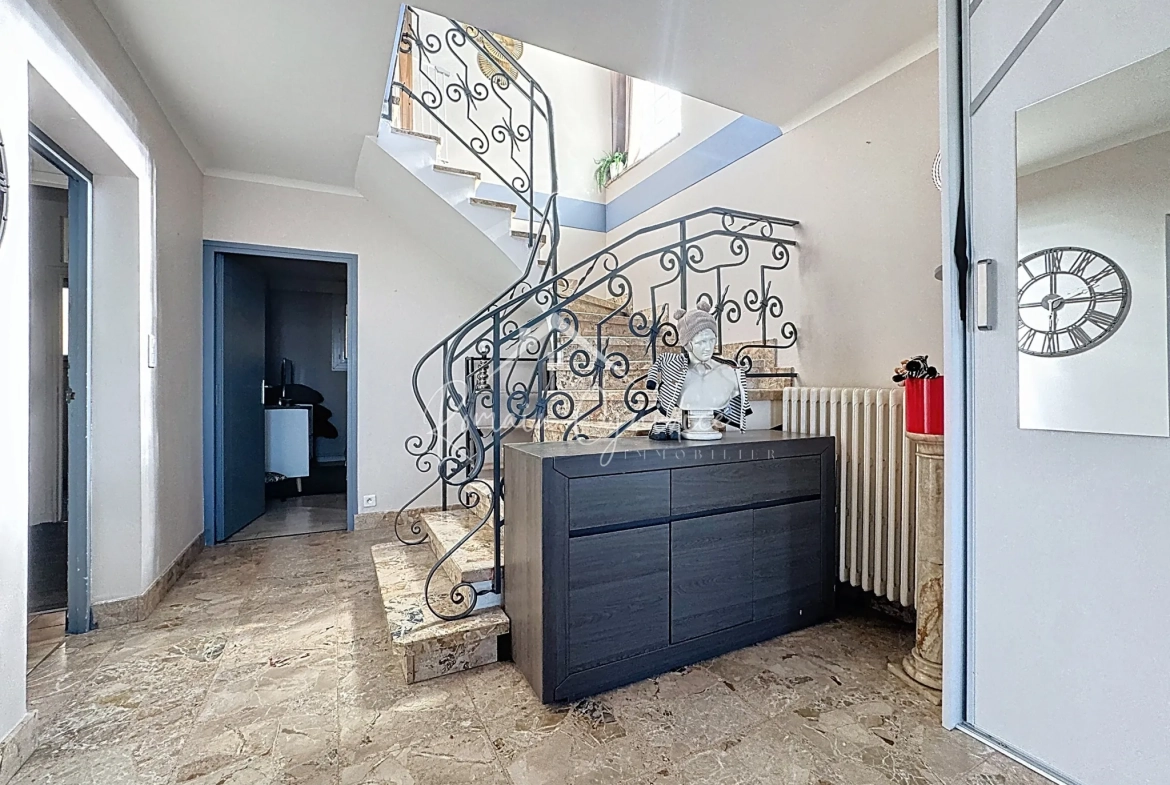Maison familiale 5 pièces avec vue sur Millau et garage à Creissels 