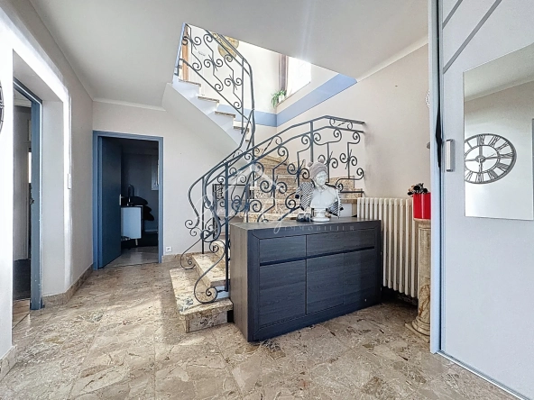 Maison familiale 5 pièces avec vue sur Millau et garage à Creissels 
