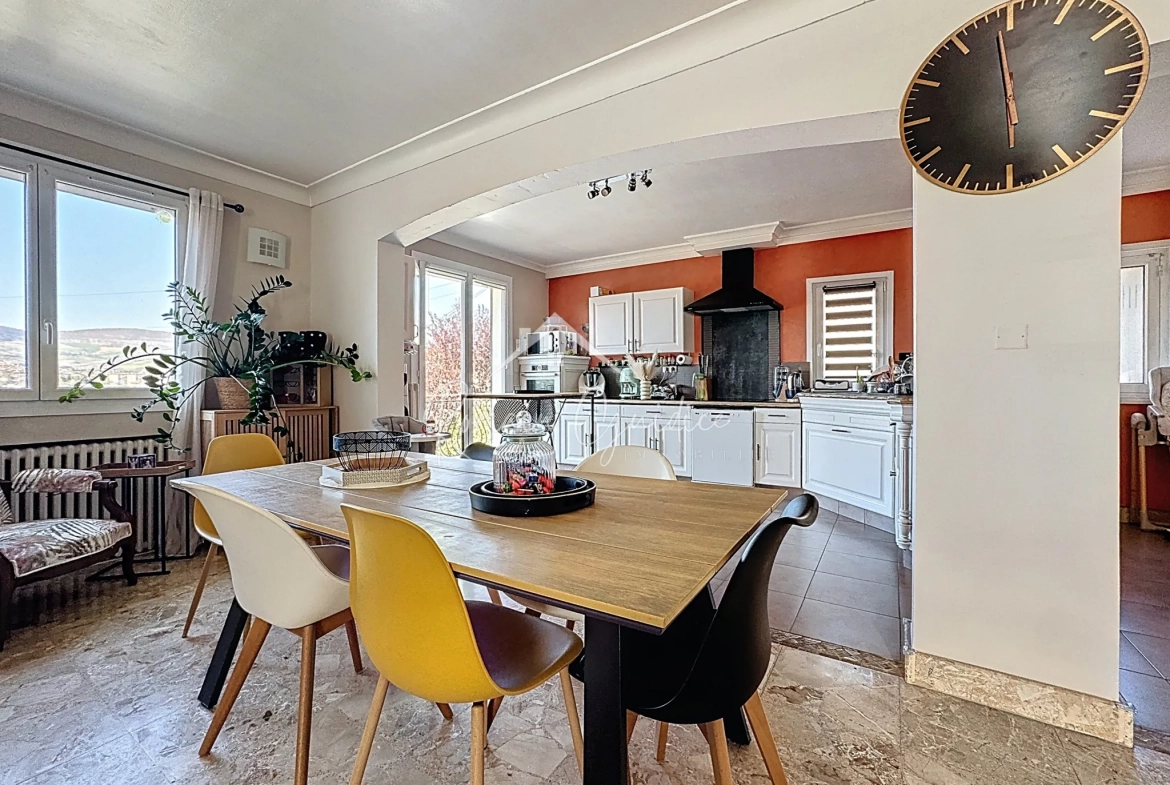 Maison familiale 5 pièces avec vue sur Millau et garage à Creissels 