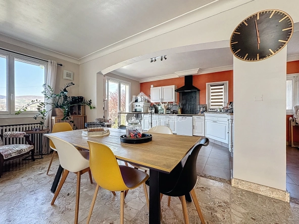 Maison familiale 5 pièces avec vue sur Millau et garage à Creissels 