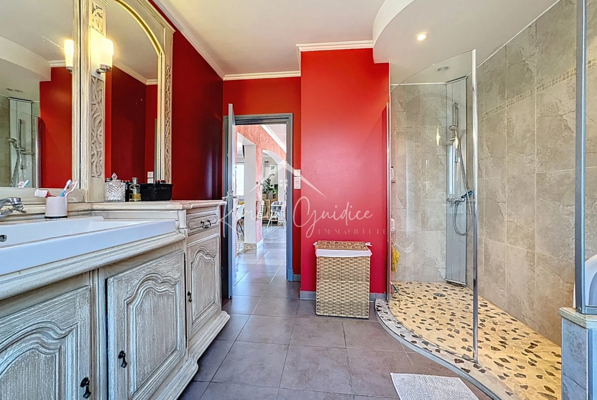 Maison familiale 5 pièces avec vue sur Millau et garage à Creissels 