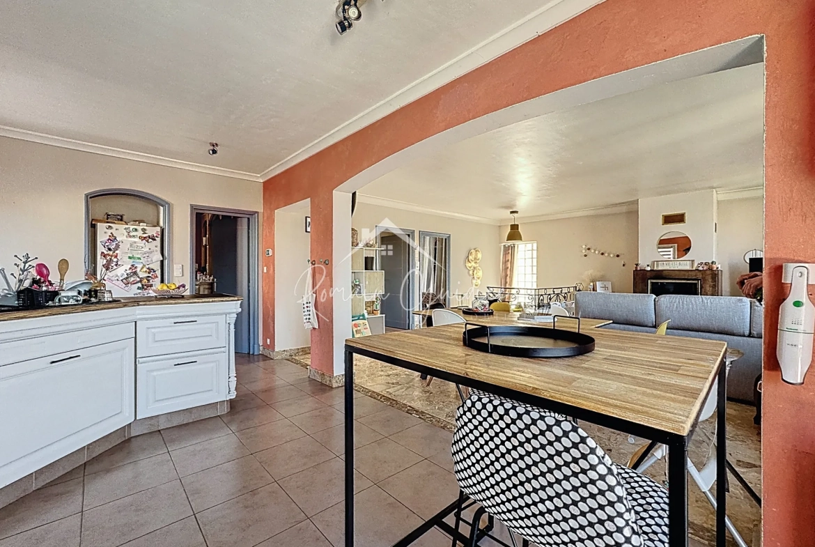 Maison familiale 5 pièces avec vue sur Millau et garage à Creissels 