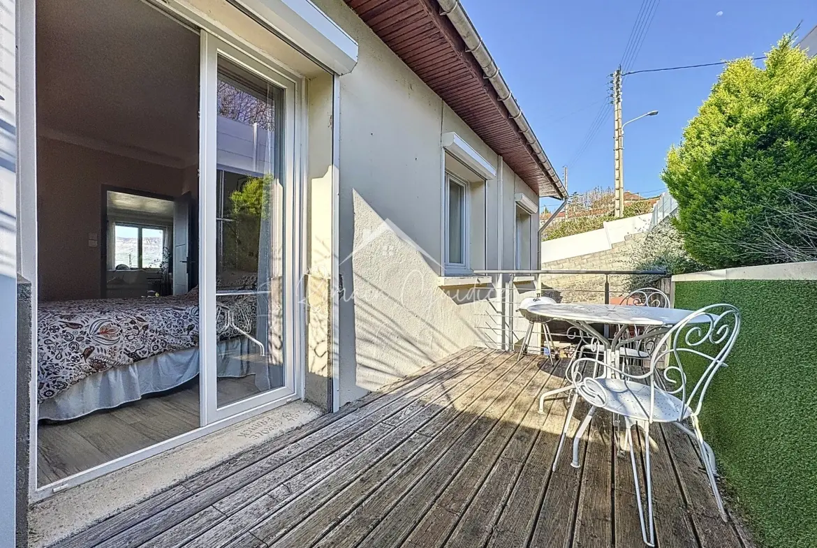Maison familiale 5 pièces avec vue sur Millau et garage à Creissels 
