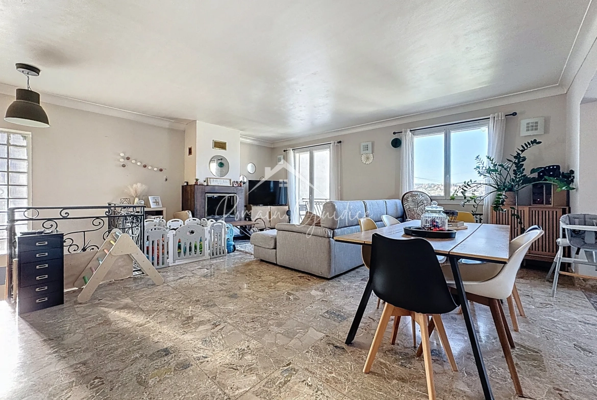 Maison familiale 5 pièces avec vue sur Millau et garage à Creissels 