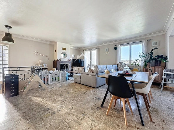 Maison familiale 5 pièces avec vue sur Millau et garage à Creissels 