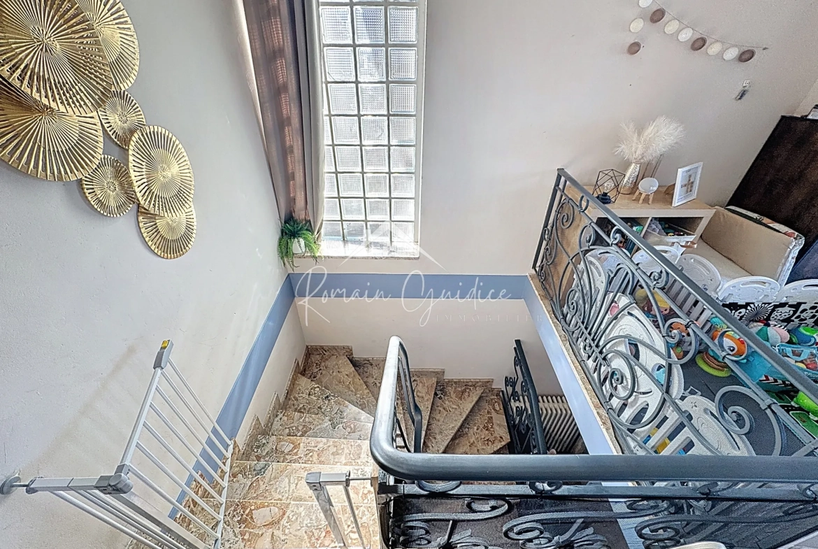 Maison familiale 5 pièces avec vue sur Millau et garage à Creissels 