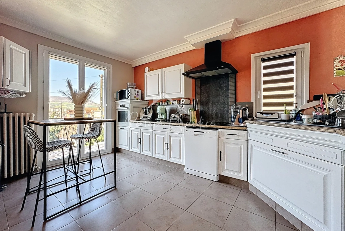 Maison familiale 5 pièces avec vue sur Millau et garage à Creissels 