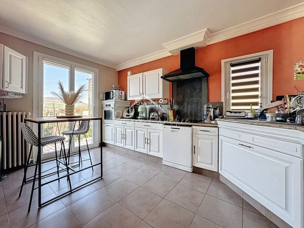 Maison familiale 5 pièces avec vue sur Millau et garage à Creissels 