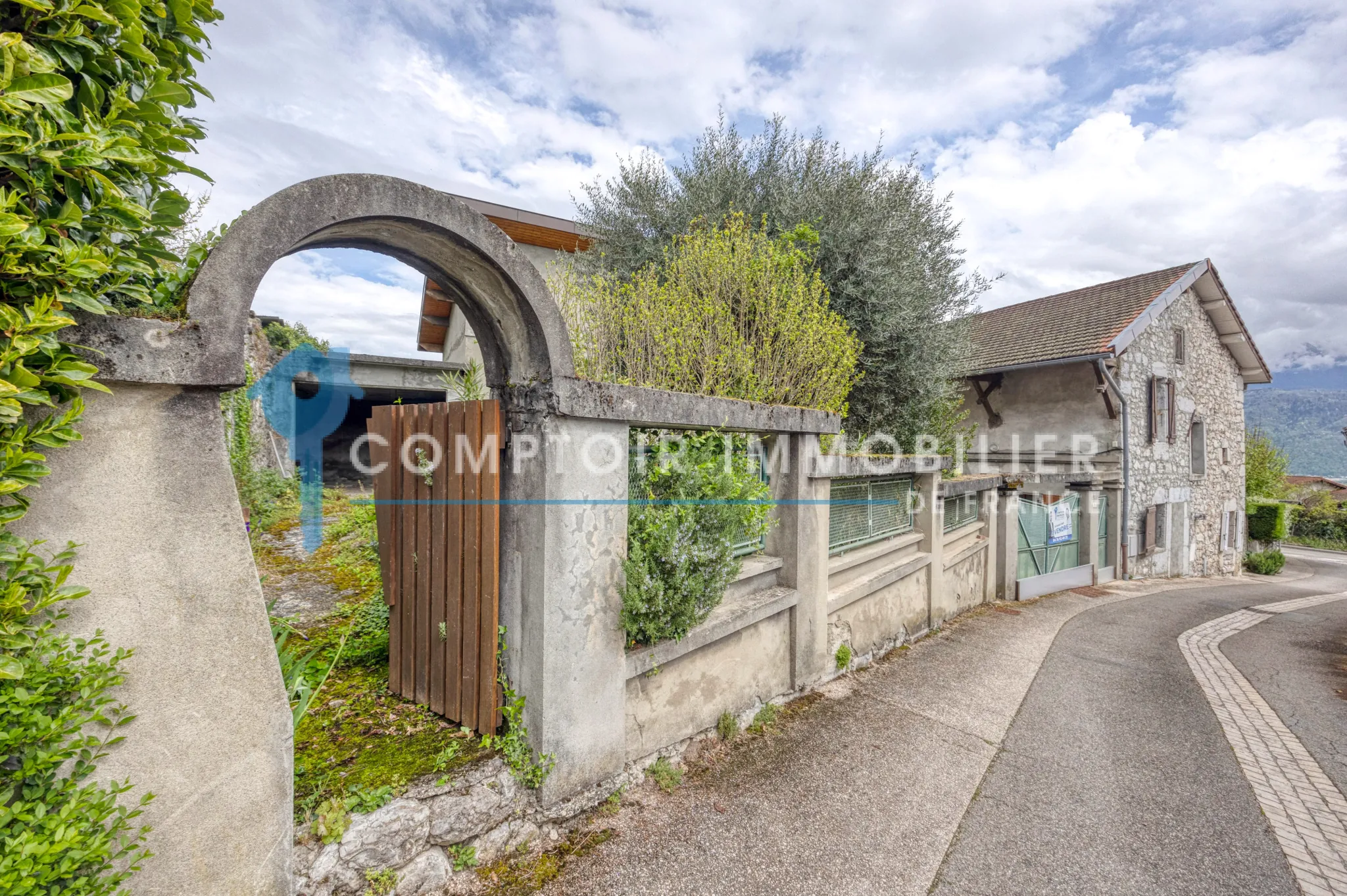 Ensemble immobilier à Biviers (38) - Maison, appartements et dépendances avec terrain de 264m² 