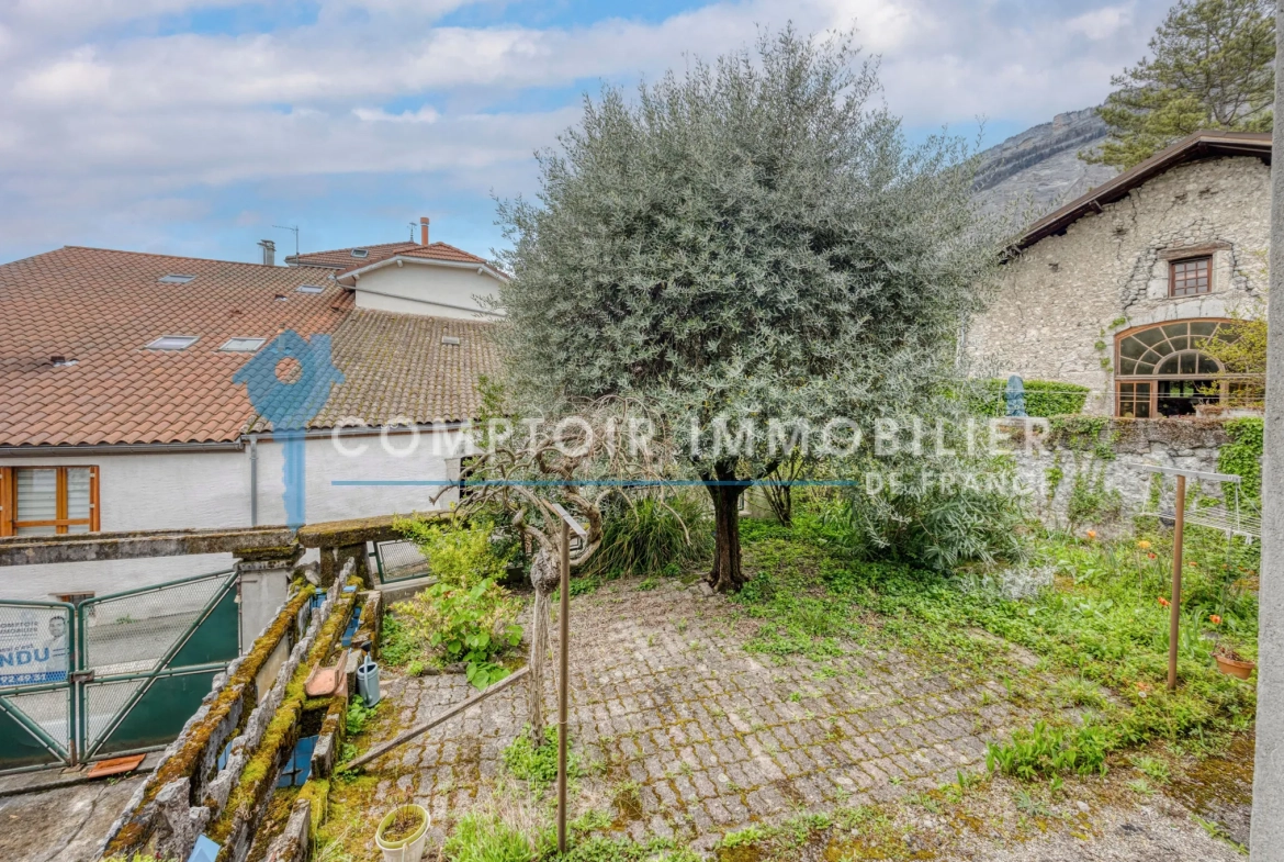 Ensemble immobilier à Biviers (38) - Maison, appartements et dépendances avec terrain de 264m² 