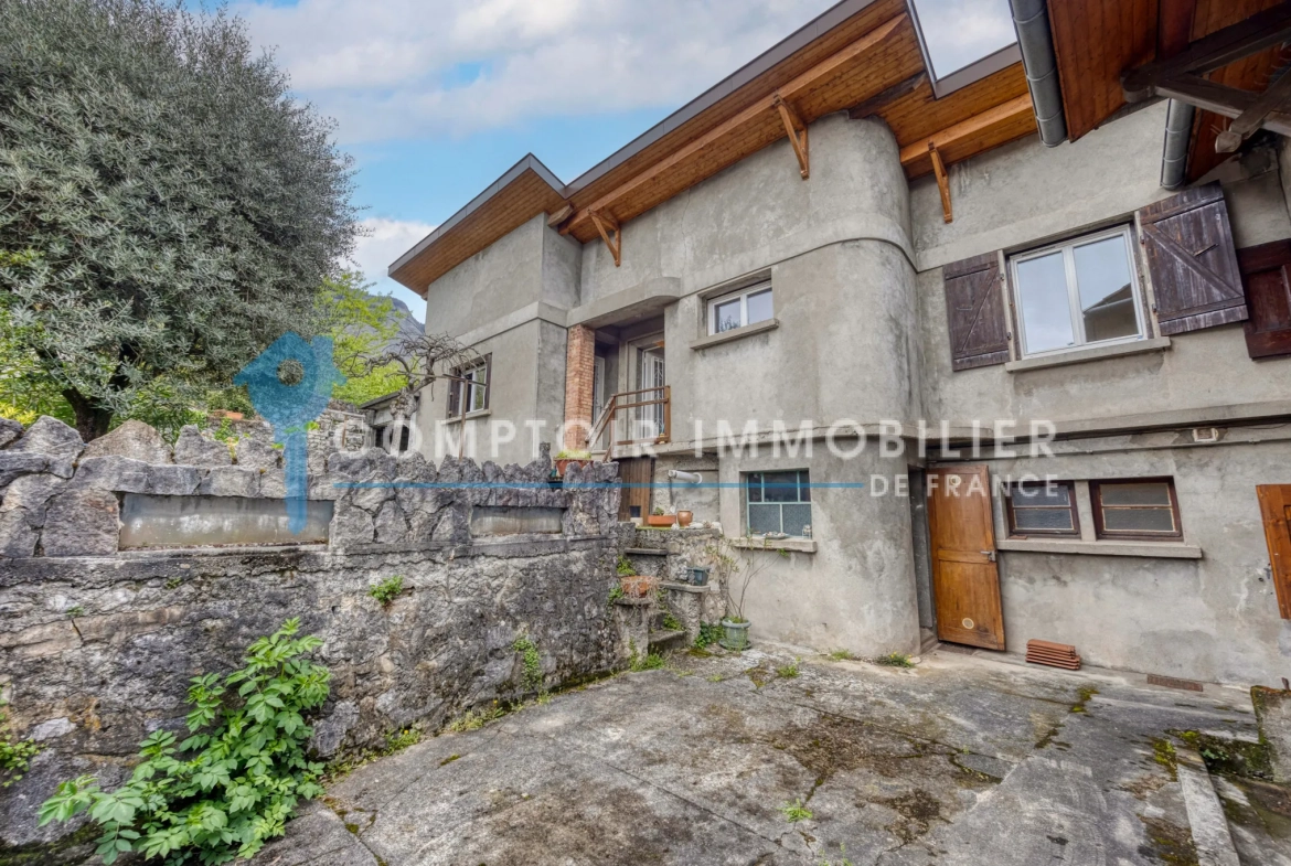 Ensemble immobilier à Biviers (38) - Maison, appartements et dépendances avec terrain de 264m² 