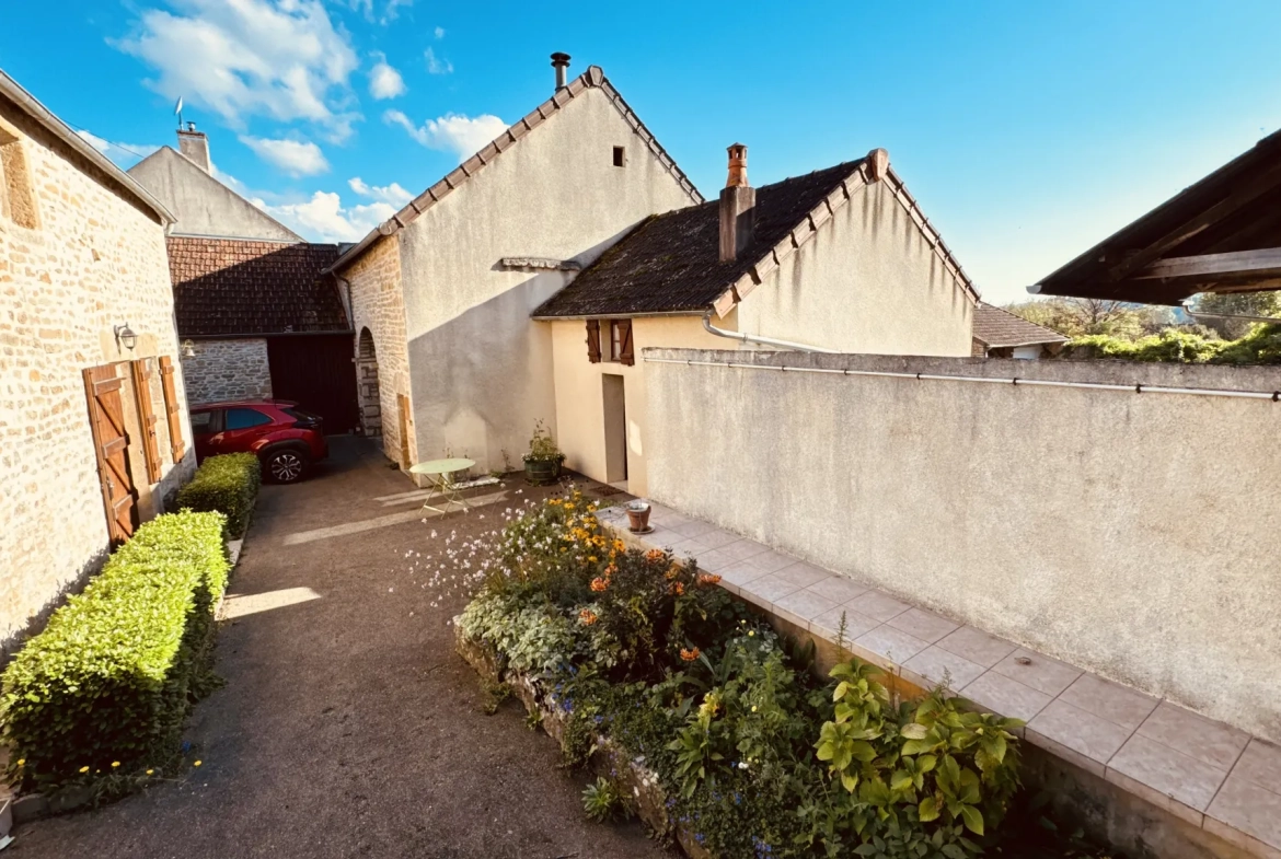 Maison à vendre à Valloux - Charmante propriété avec cour et grange en pierre 