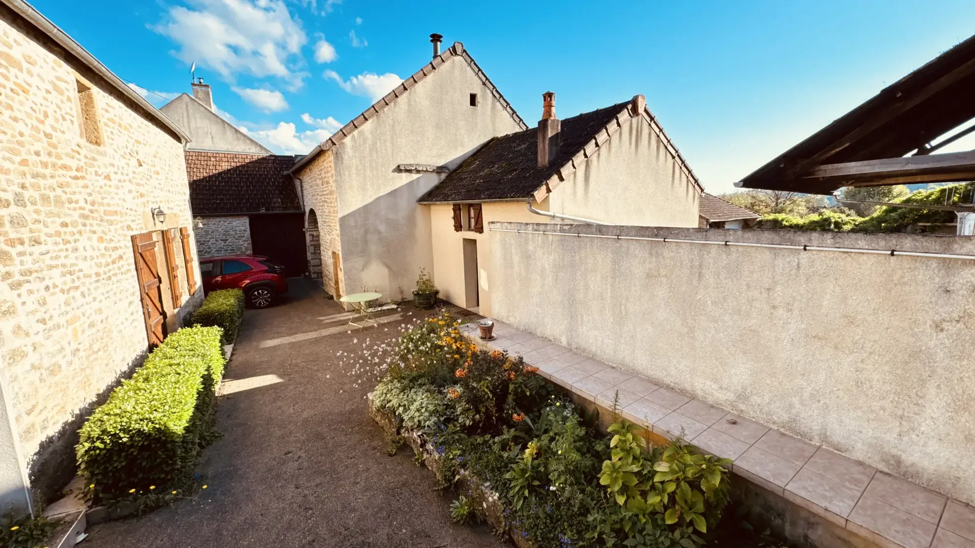 Maison à vendre à Valloux - Charmante propriété avec cour et grange en pierre 